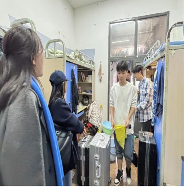 何菲老师、邢溦老师巡查宿舍