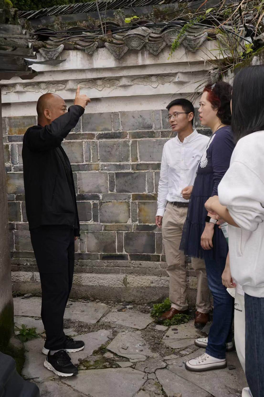 在背街小巷开展调研